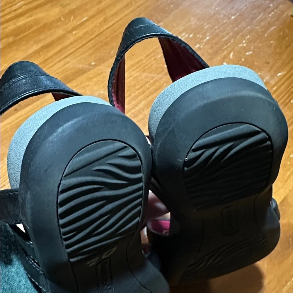 BareTraps Black Sandals with Floral Design - Picture 6 of 7